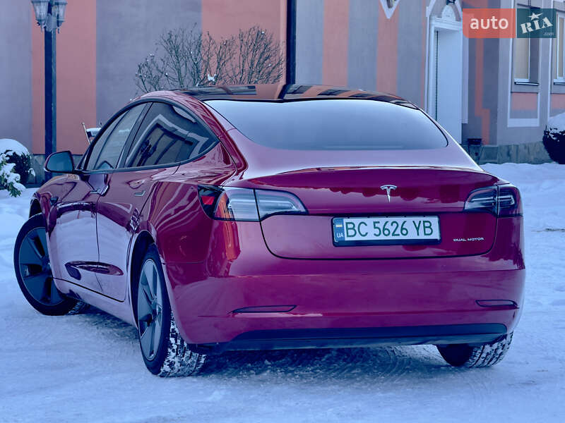 Седан Tesla Model 3 2023 в Стрию