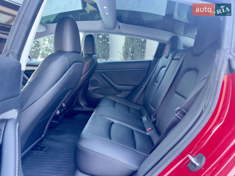 Седан Tesla Model 3 2023 в Стрию