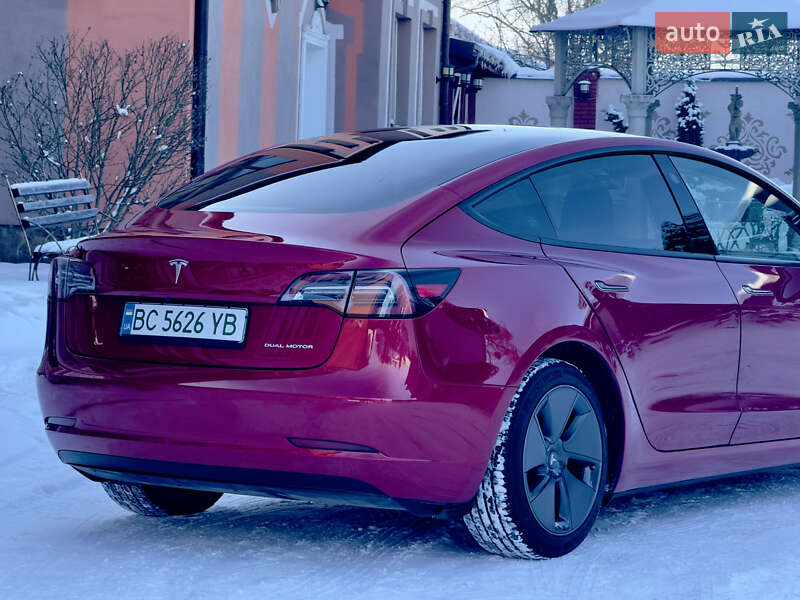 Седан Tesla Model 3 2023 в Стрию
