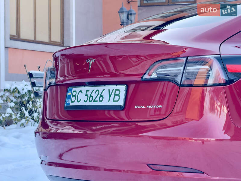 Седан Tesla Model 3 2023 в Стрию
