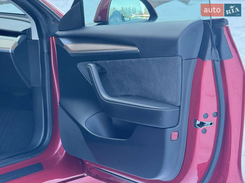 Седан Tesla Model 3 2023 в Стрию