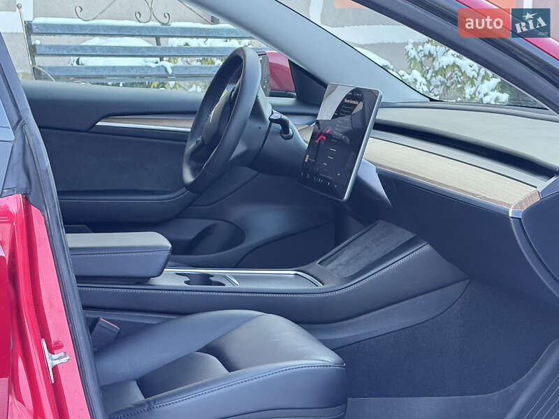 Седан Tesla Model 3 2023 в Стрию