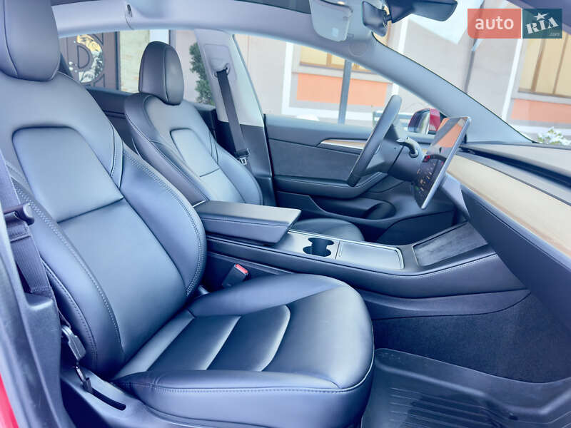 Седан Tesla Model 3 2023 в Стрию