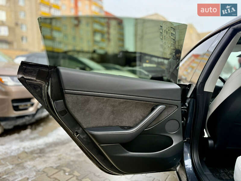 Седан Tesla Model 3 2022 в Чернівцях