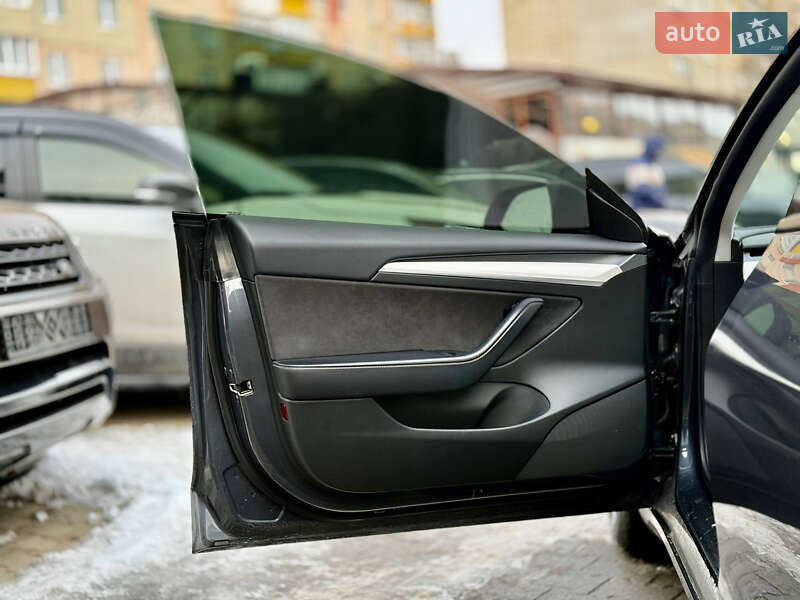 Седан Tesla Model 3 2022 в Чернівцях