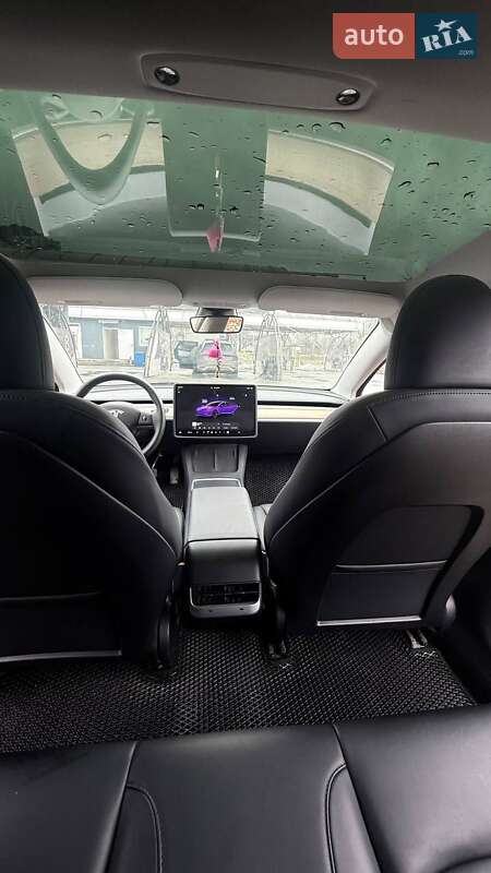 Седан Tesla Model 3 2023 в Львові