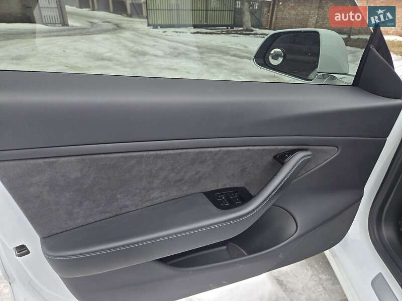 Седан Tesla Model 3 2019 в Снятині