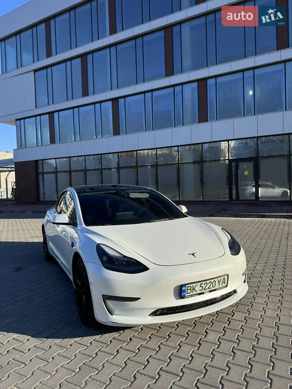 Седан Tesla Model 3 2022 в Ровно