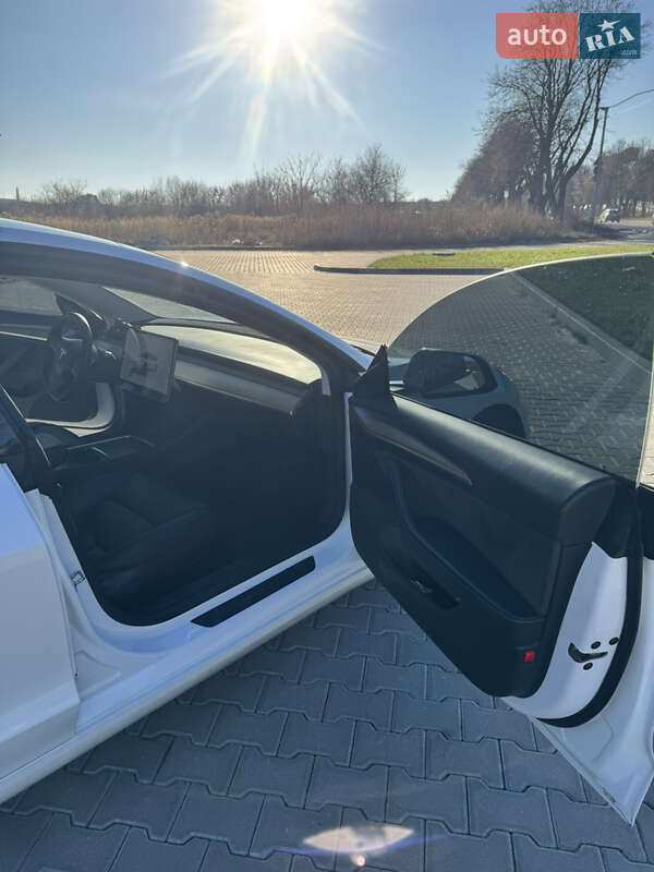 Седан Tesla Model 3 2022 в Ровно