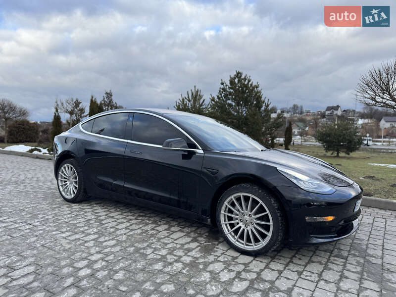 Седан Tesla Model 3 2018 в Львові