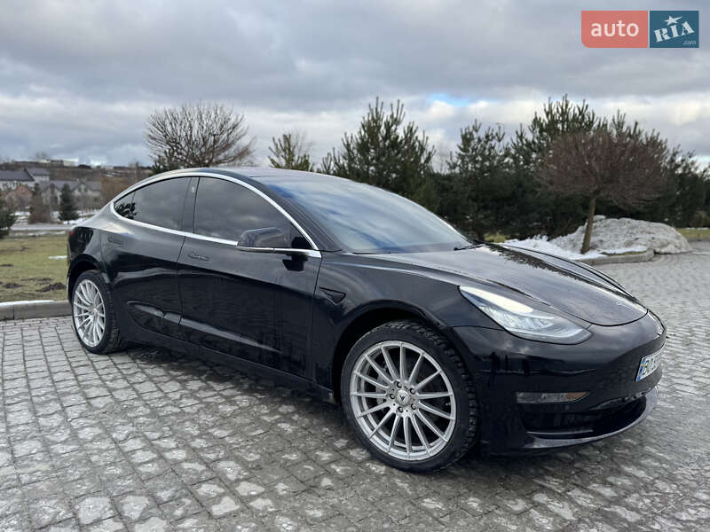 Седан Tesla Model 3 2018 в Львові