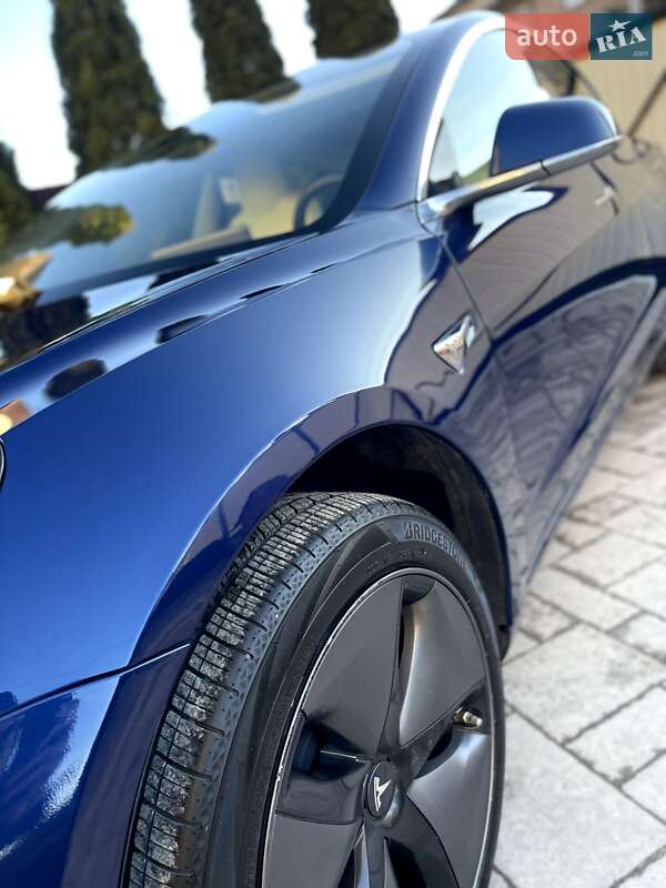 Седан Tesla Model 3 2018 в Львове