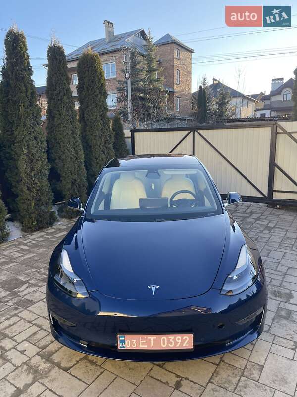 Седан Tesla Model 3 2018 в Львове