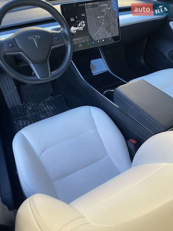 Седан Tesla Model 3 2018 в Львове
