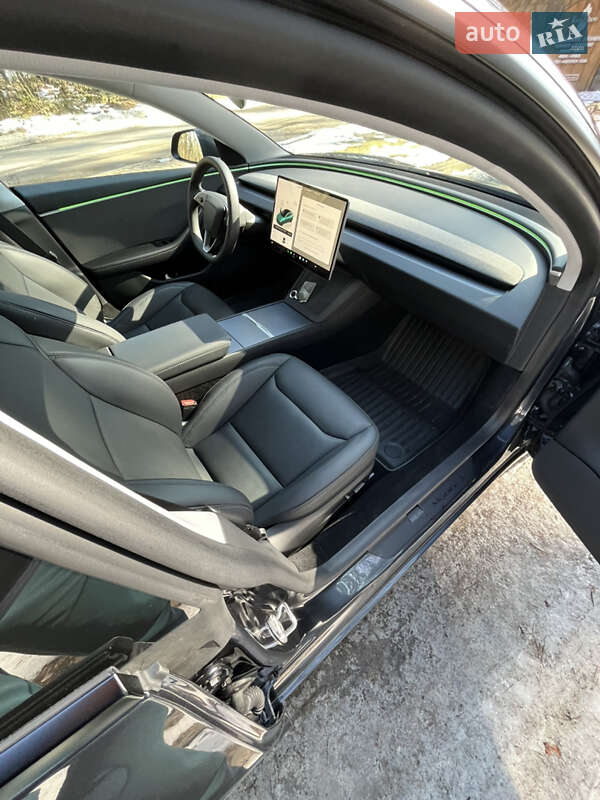 Седан Tesla Model 3 2024 в Львове