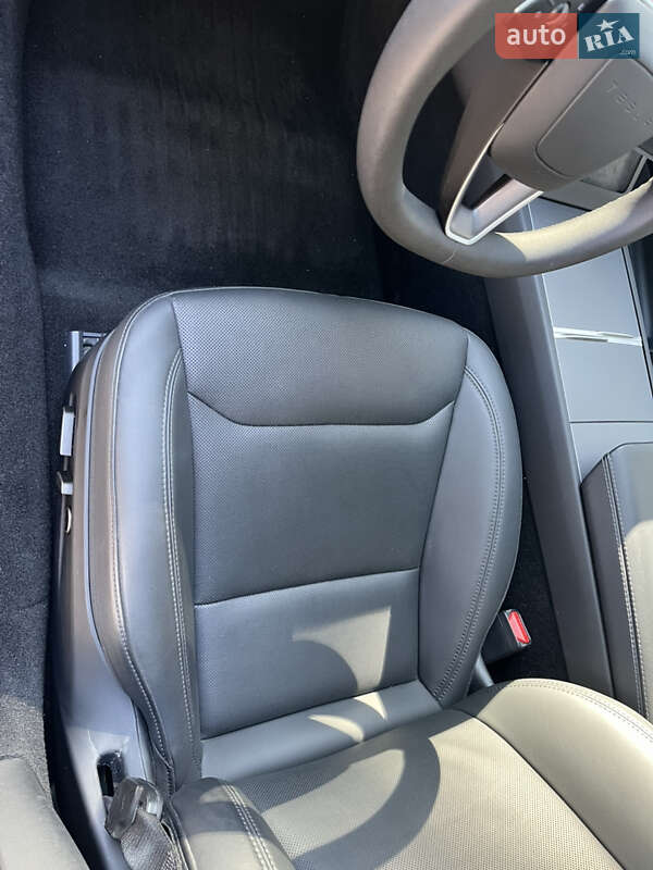 Седан Tesla Model 3 2024 в Львове