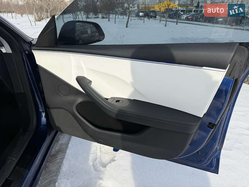 Седан Tesla Model 3 2023 в Киеве