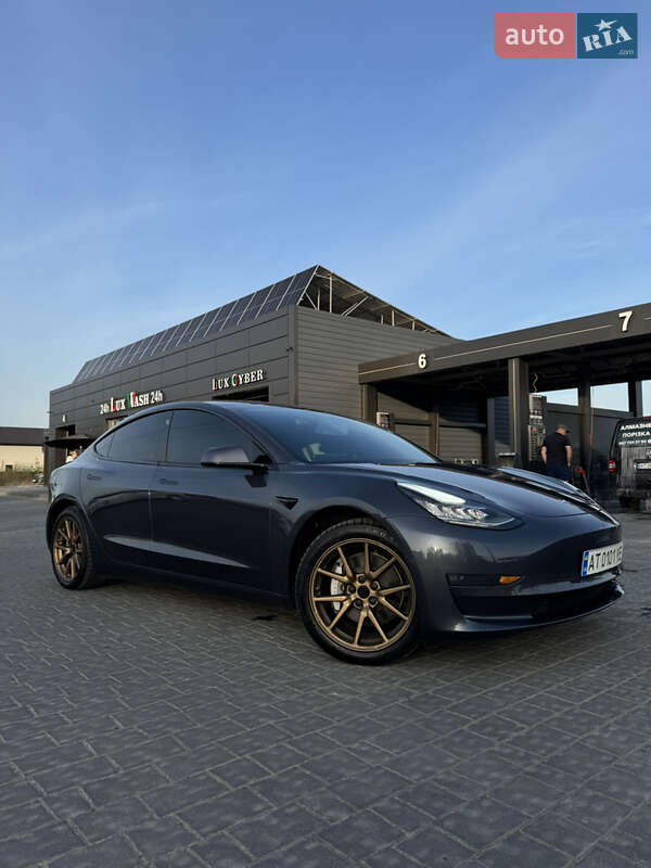 Седан Tesla Model 3 2019 в Івано-Франківську