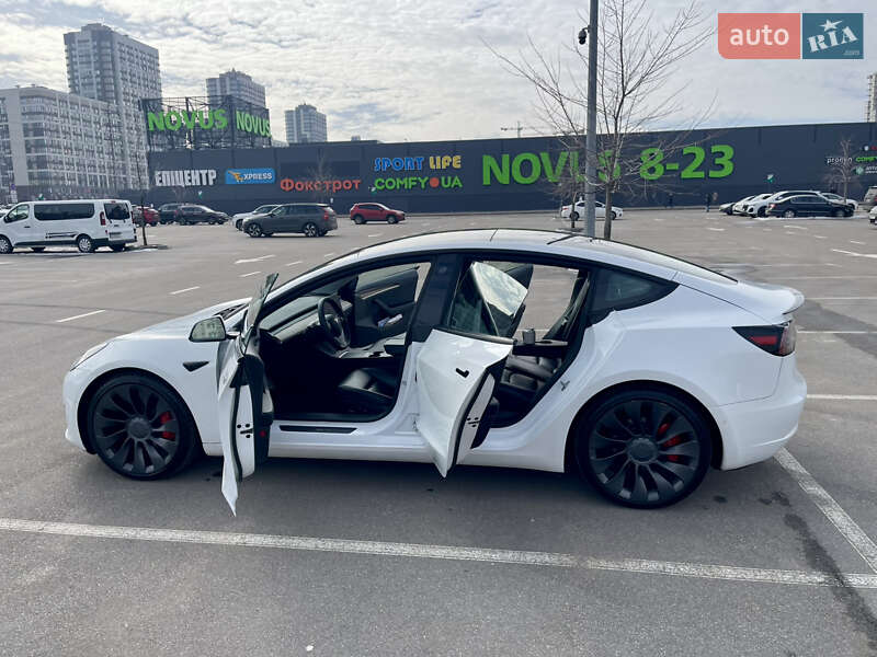 Седан Tesla Model 3 2021 в Киеве