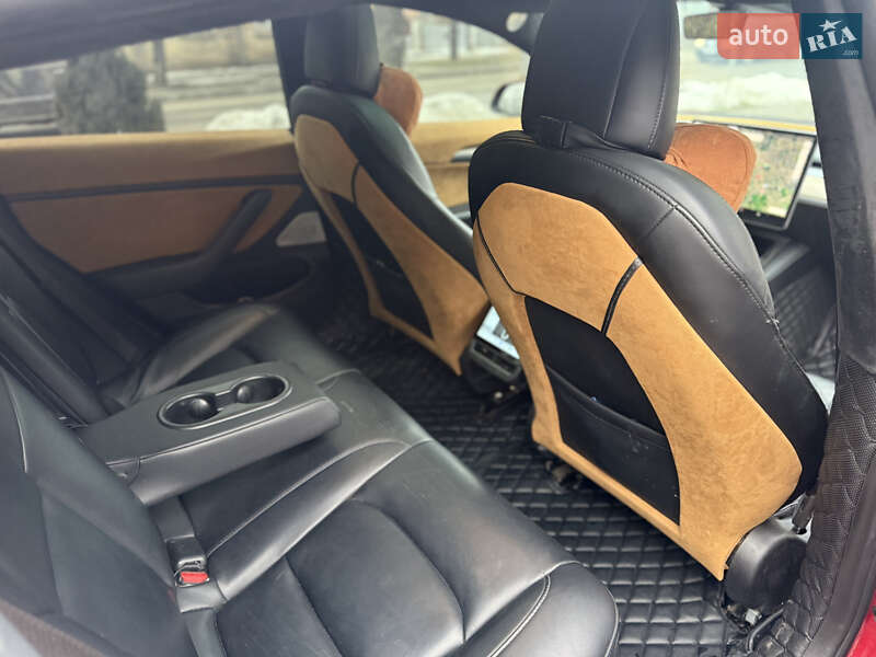 Седан Tesla Model 3 2020 в Чернівцях