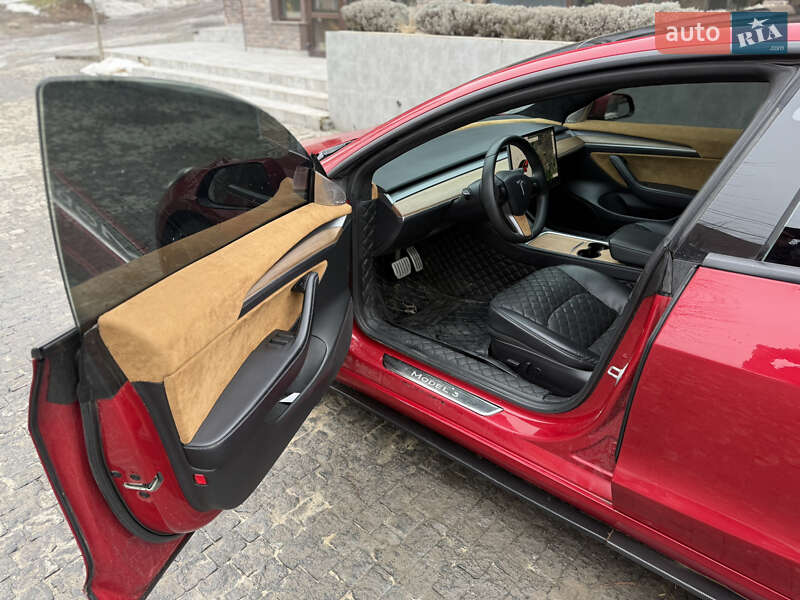 Седан Tesla Model 3 2020 в Чернівцях
