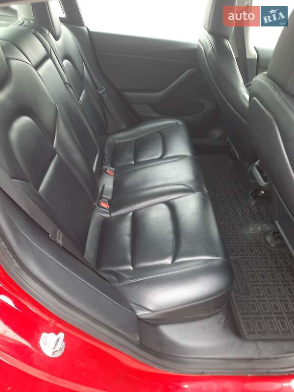Седан Tesla Model 3 2022 в Ровно