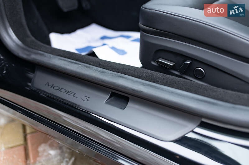 Седан Tesla Model 3 2024 в Самборі