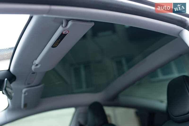 Седан Tesla Model 3 2024 в Самборі