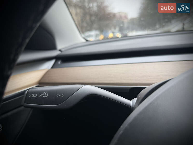 Седан Tesla Model 3 2021 в Львове