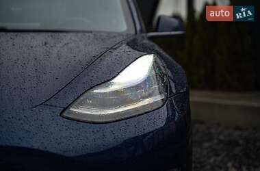 Седан Tesla Model 3 2018 в Черновцах
