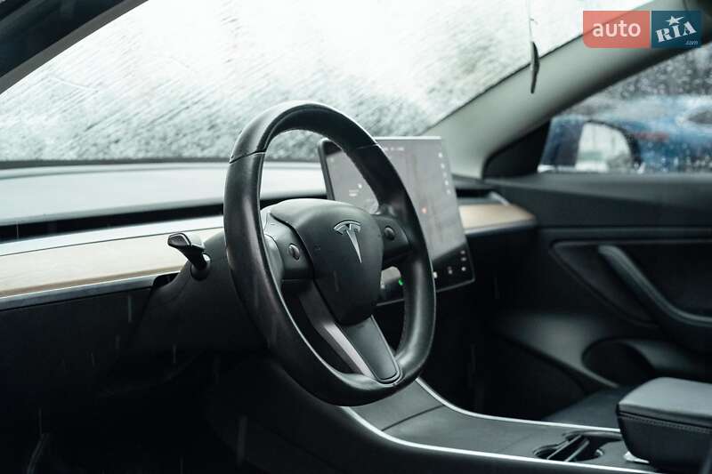 Седан Tesla Model 3 2018 в Черновцах