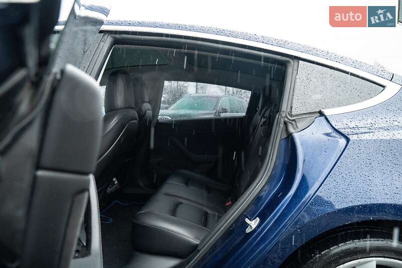 Седан Tesla Model 3 2018 в Черновцах