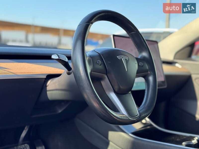 Седан Tesla Model 3 2018 в Львове