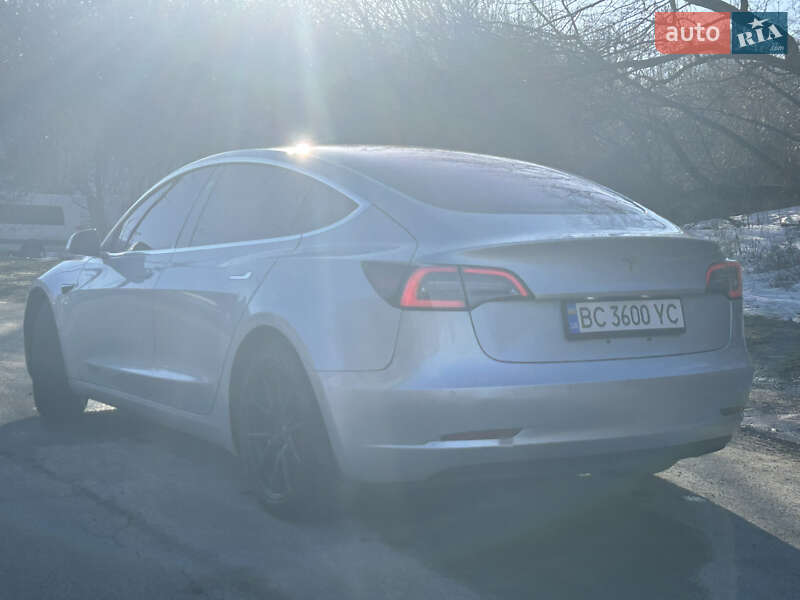Седан Tesla Model 3 2018 в Киеве