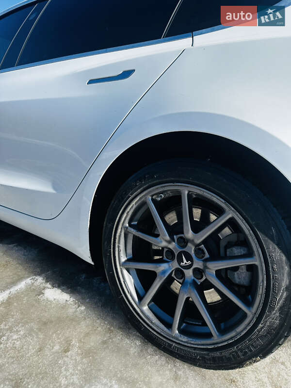 Седан Tesla Model 3 2019 в Киеве