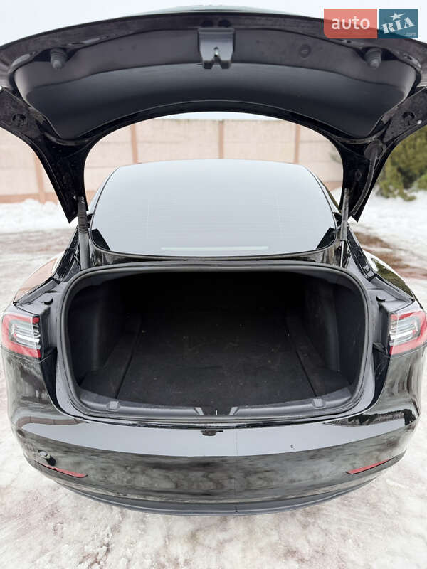 Седан Tesla Model 3 2023 в Стрию