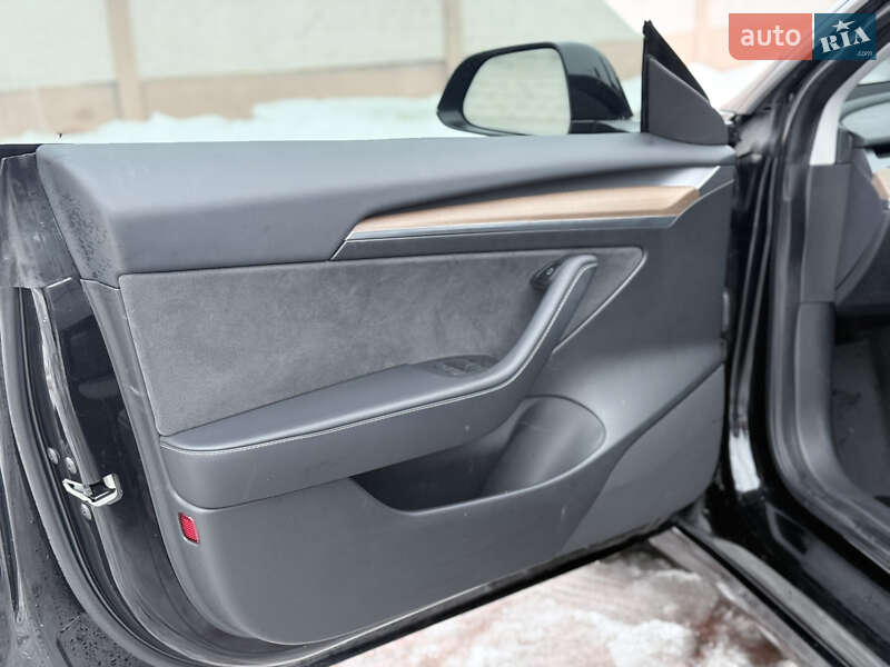 Седан Tesla Model 3 2023 в Стрию