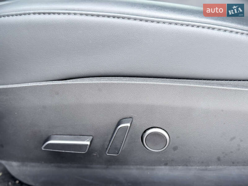 Седан Tesla Model 3 2023 в Стрию