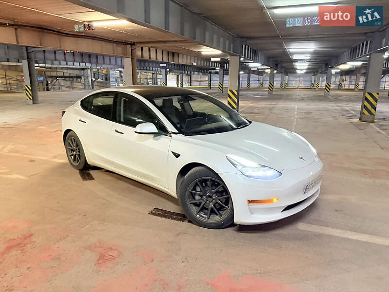 Седан Tesla Model 3 2021 в Коломые