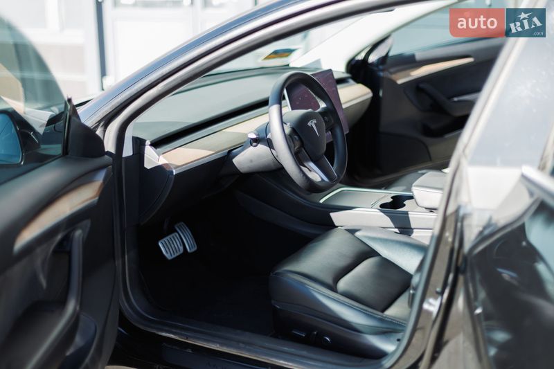 Седан Tesla Model 3 2021 в Киеве