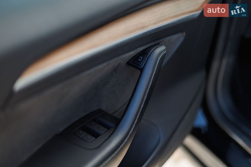 Седан Tesla Model 3 2021 в Киеве