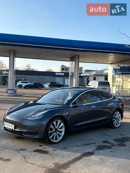 Седан Tesla Model 3 2018 в Черкасах