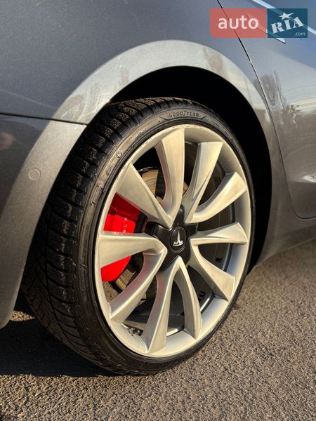 Седан Tesla Model 3 2018 в Черкасах