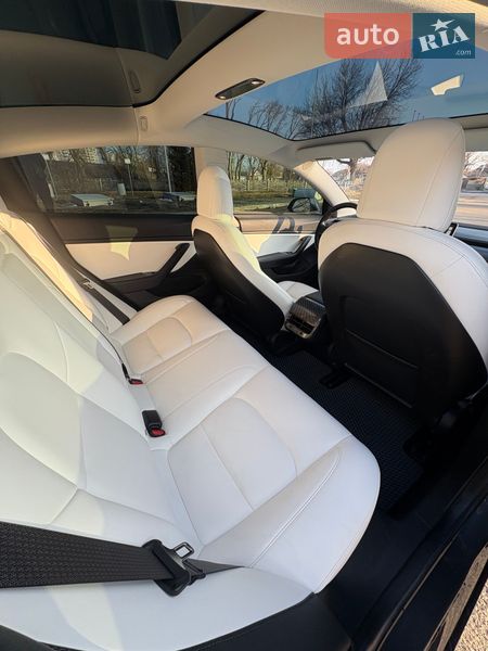 Седан Tesla Model 3 2018 в Черкасах