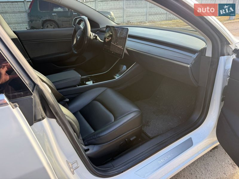 Седан Tesla Model 3 2018 в Дніпрі