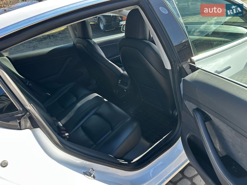 Седан Tesla Model 3 2019 в Львове