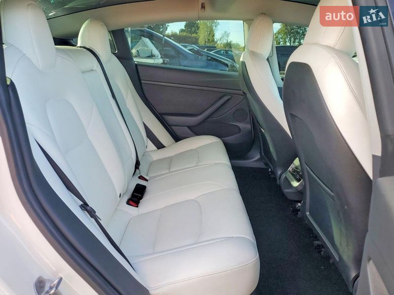 Седан Tesla Model 3 2021 в Львові