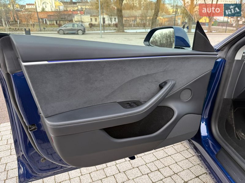 Седан Tesla Model 3 2024 в Львові