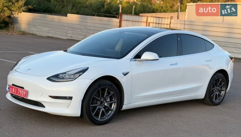 Седан Tesla Model 3 2020 в Ровно