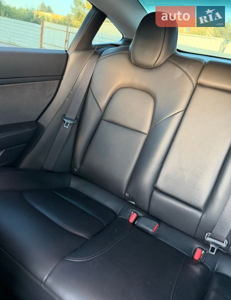 Седан Tesla Model 3 2020 в Ровно